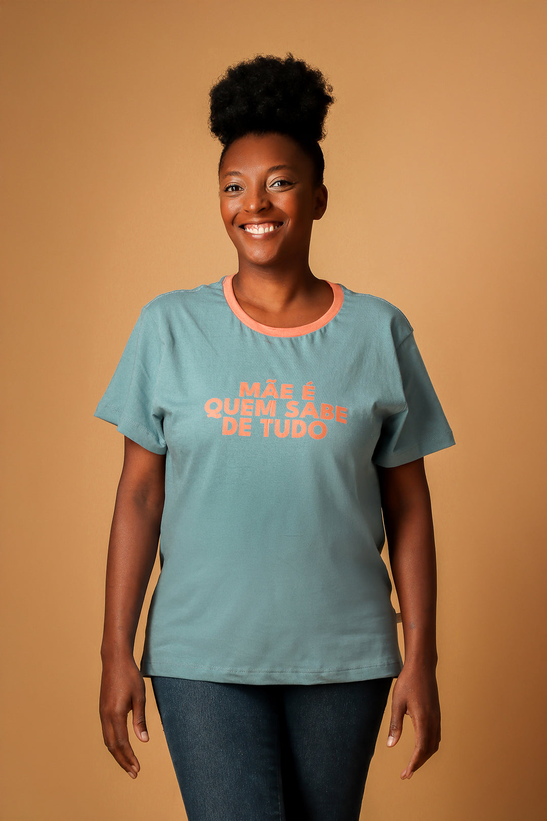 Camiseta Feminina Verde "mãe é quem sabe tudo"