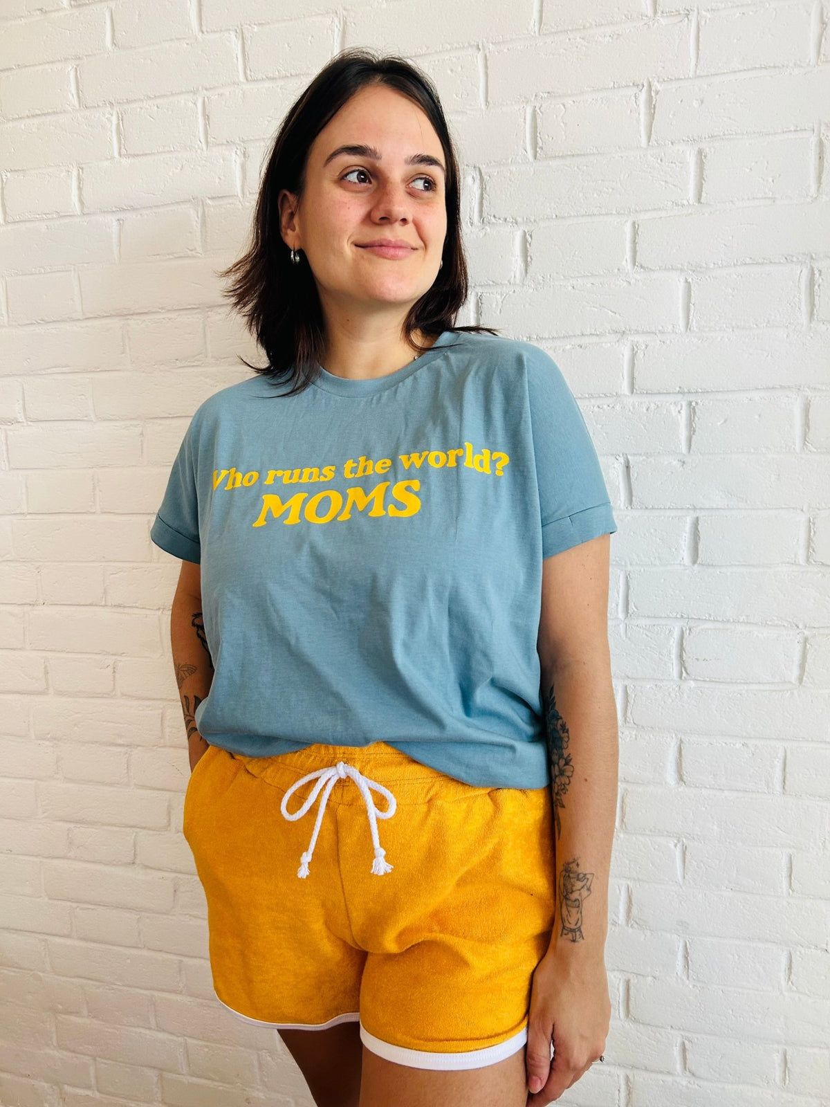 Camiseta Feminina Verde "Who runs the world? MOMS" Camiseta Studio Pipoca